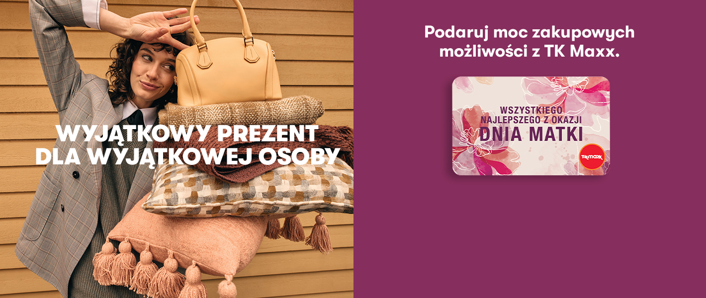 Uśmiechnięta kobieta trzyma torebkę ułożoną na złożonych kocach i poduszkach. Na zdjęciu znajdują się napisy „WYJĄTKOWY PREZENT DLA WYJĄTKOWEJ OSOBY” i „KUP KARTĘ UPOMINKOWĄ”.